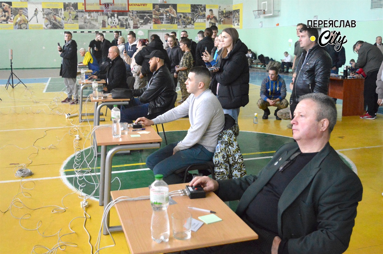 Судді та глядачі уважно спостерігають за спортсменами