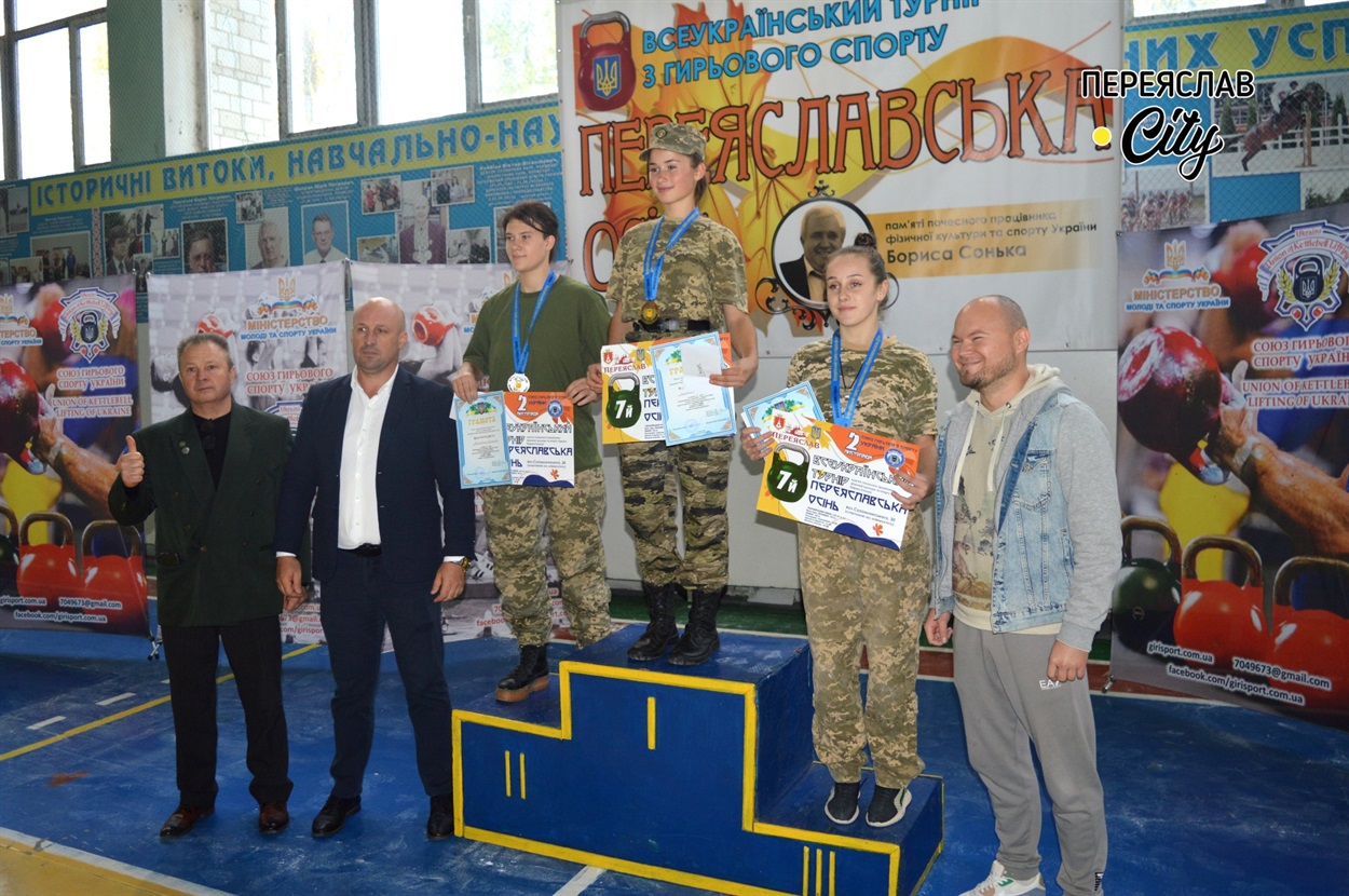 На п'єдесталі пошани переможниця та призерки у ваговій категорії до 58 кілограмів