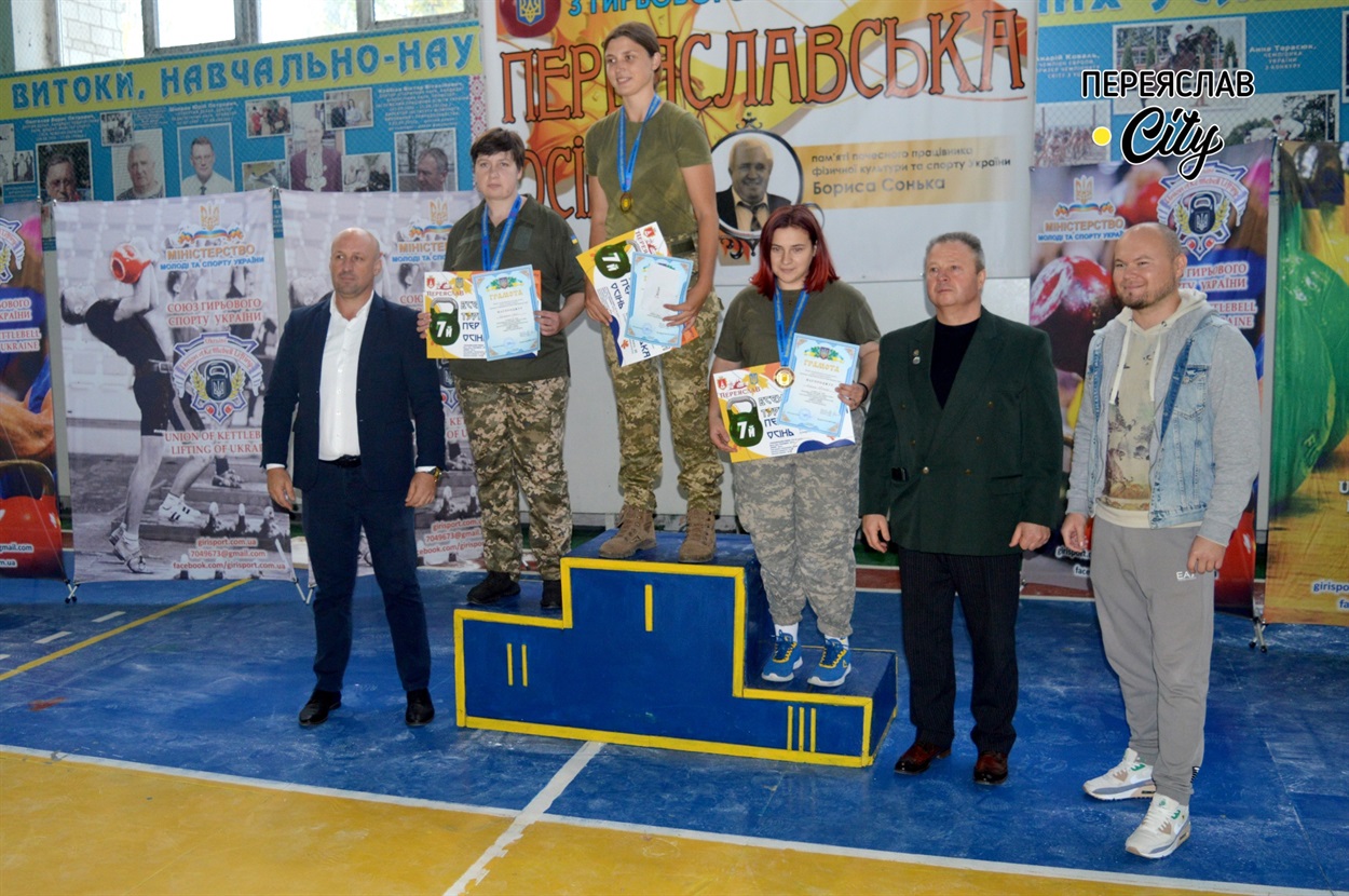 На п'єдесталі переможниця та призерки у вагові категорії понад 63 кілограми