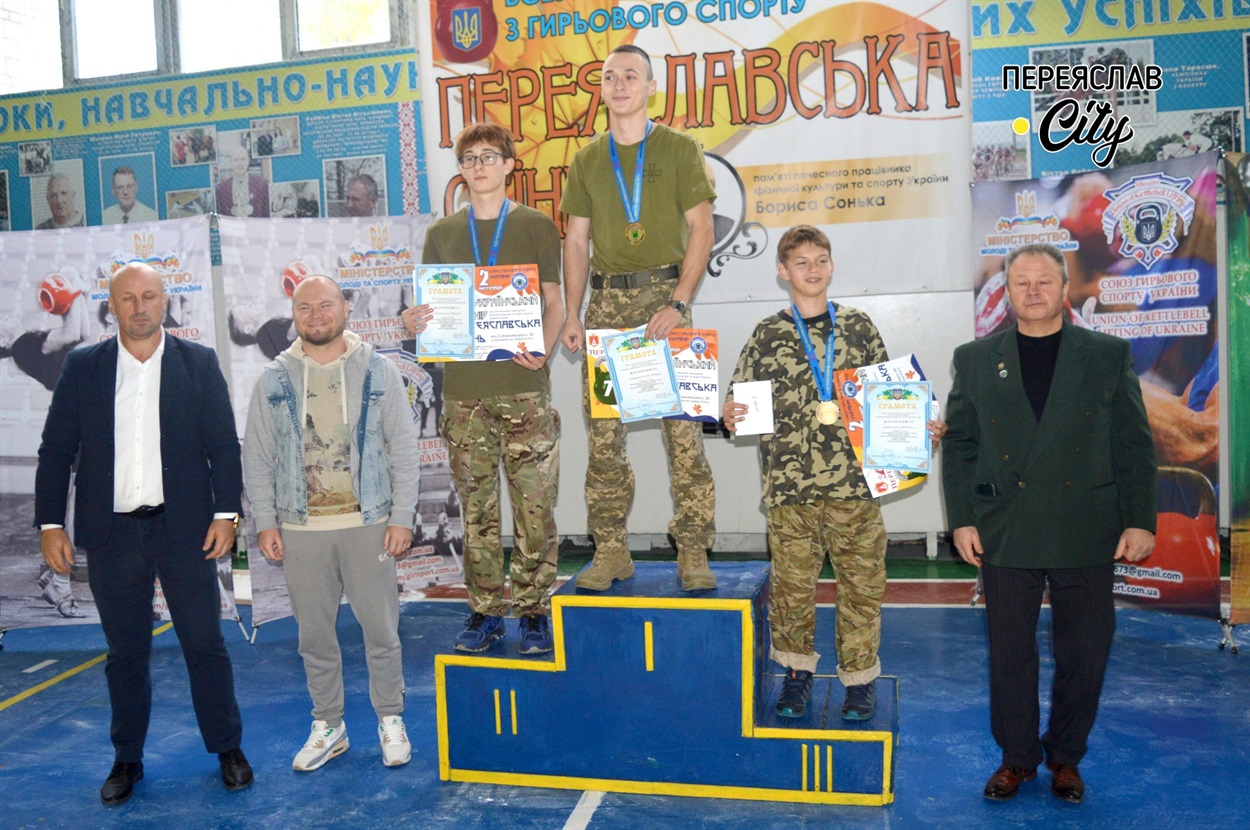 Переможці та призери серед чоловіків у ваговій категорії до 63 кілограм. Бронзова нагорода у самого юного учасника змагань Дмитра Кривохижа