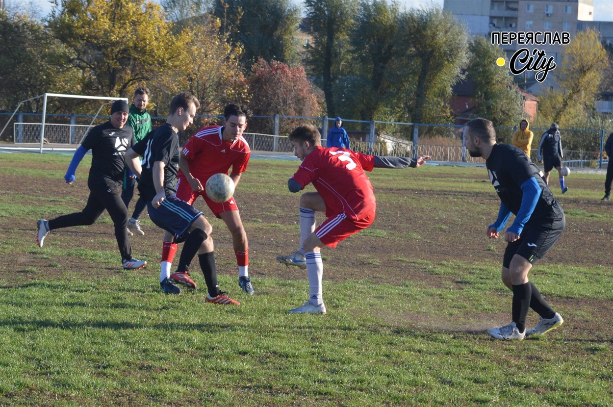 Відчайдушна боротьба за м'яч