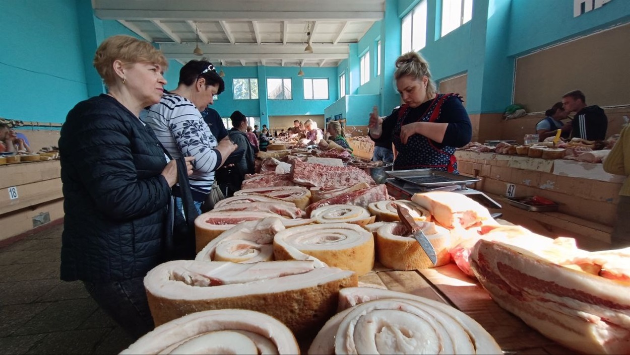 Любителі сала "на соломці" вже давно занудилися за базарною свининою 