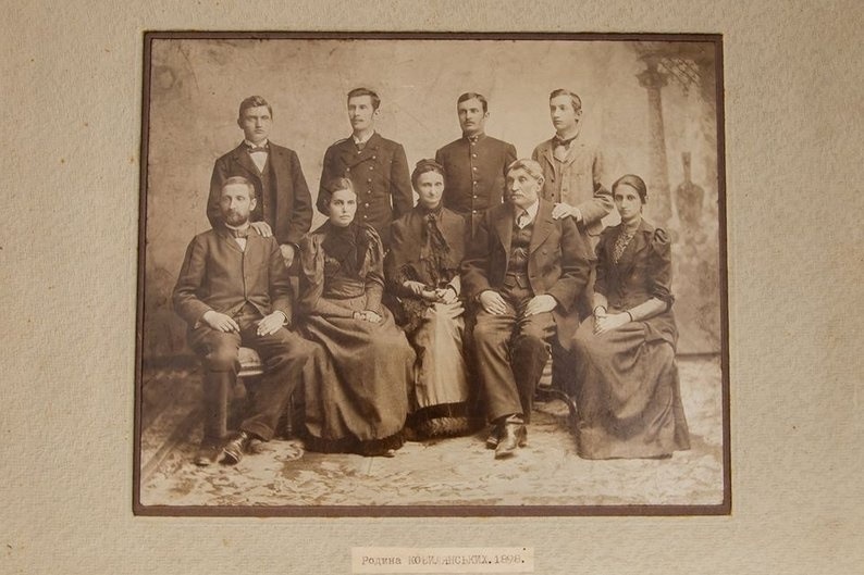 Родина Кобилянських, 1898 р. Батько Ольги Кобилянської та сама письменниця сидять крайніми справа