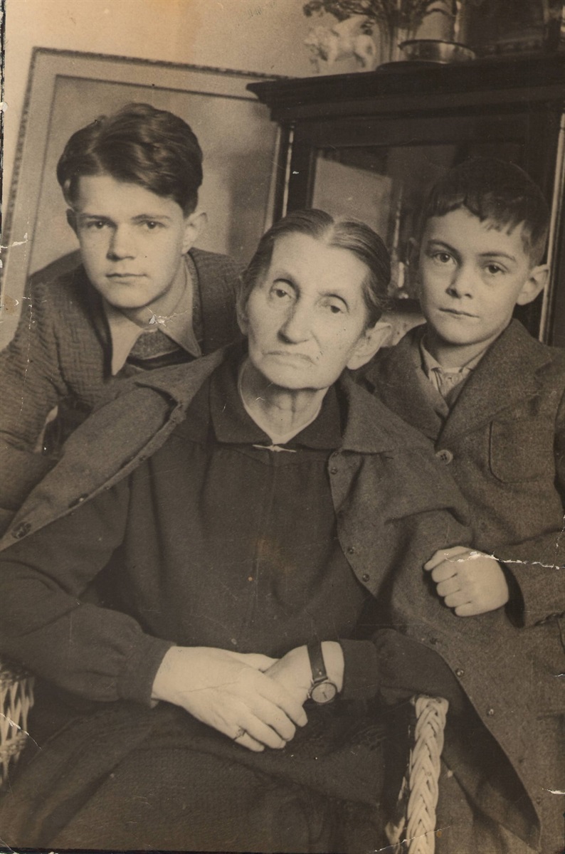 Ольга Кобилянська з онуками Ігорем та Олегом. 1940 рік