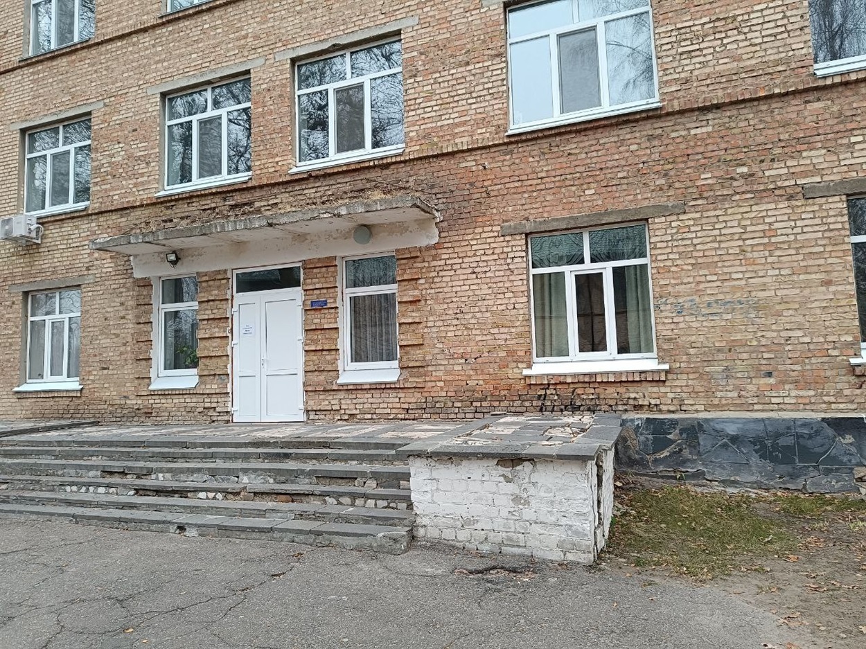 Колись на цьому порозі щасливі батьки зустрічали жінок з немовлятами.  Тепер це вхід у гінекологічне відділення Переяславської БЛІЛ