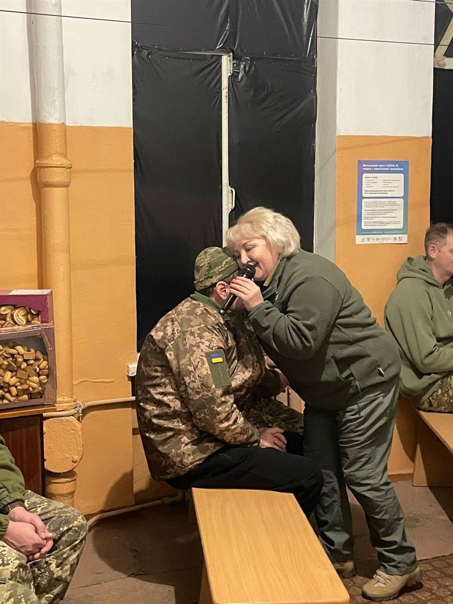 Вечір 5 грудня. Артисти-волонтери із Студениківської громади співають для наших захисників