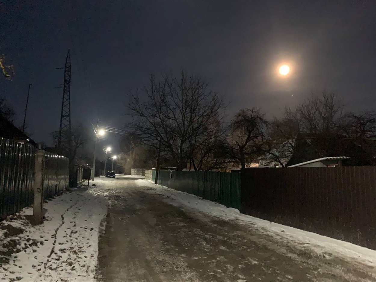 16:50. Вуличні ліхтарі вже світяться