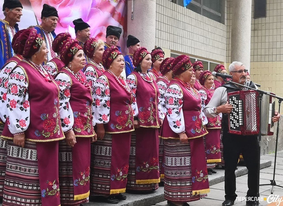 Петро Адамович (другий ліворуч у верхньому ряду) з хором виступає на Дні села Циблі. Серпень 2021 р.
