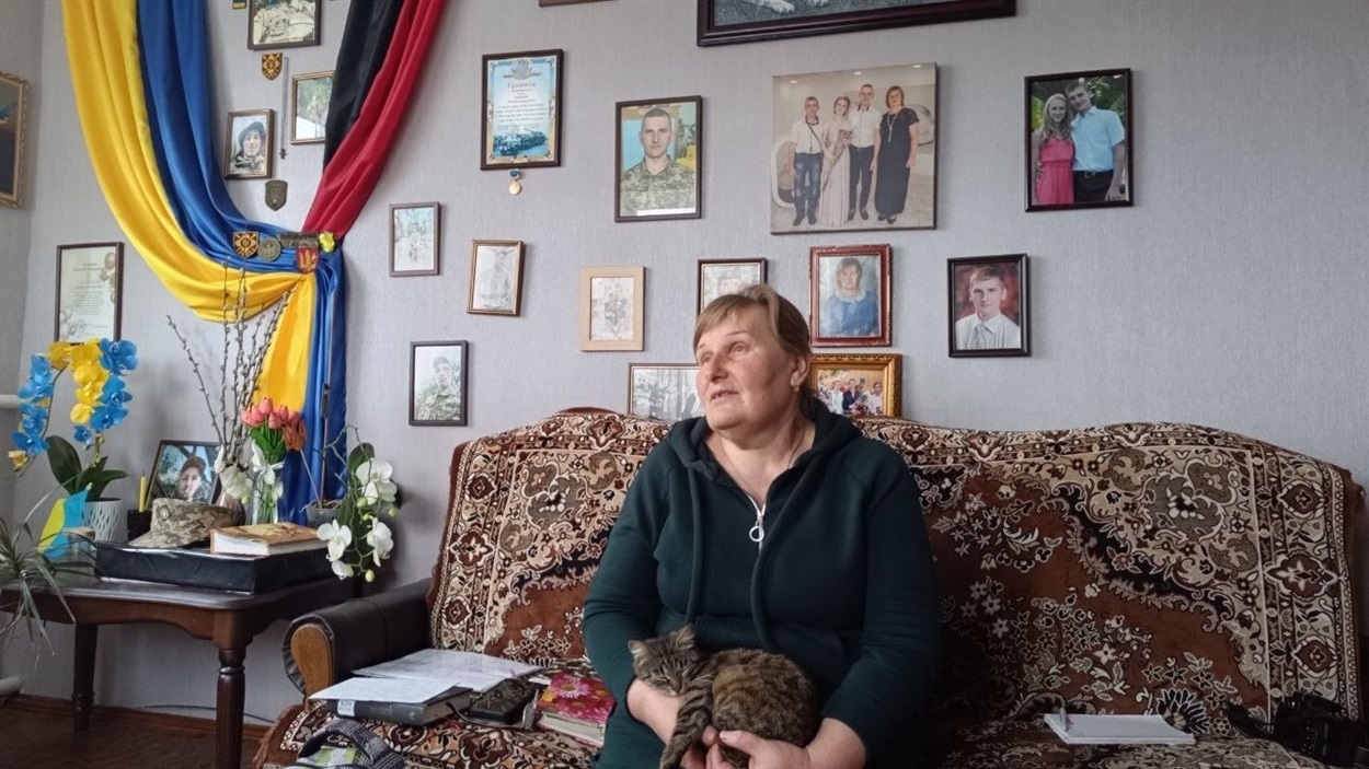 Світлана Шквара у своєму будинку облаштувала куточок пам'яті про сина-Героя Олександра 