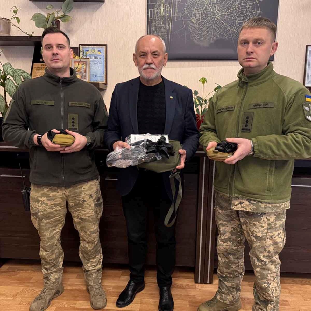 Вячеслав Саулко передає захисникам спеціальне обладнання, придбане за кошти нашої громади