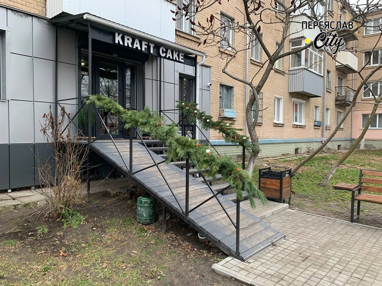 Ялинкові гілочки, прикрашені кульками, також створюють святкову атмосферу