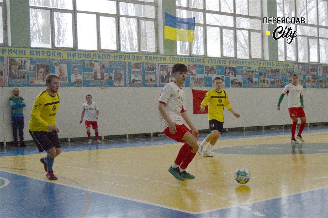 З м'ячем університетська команда