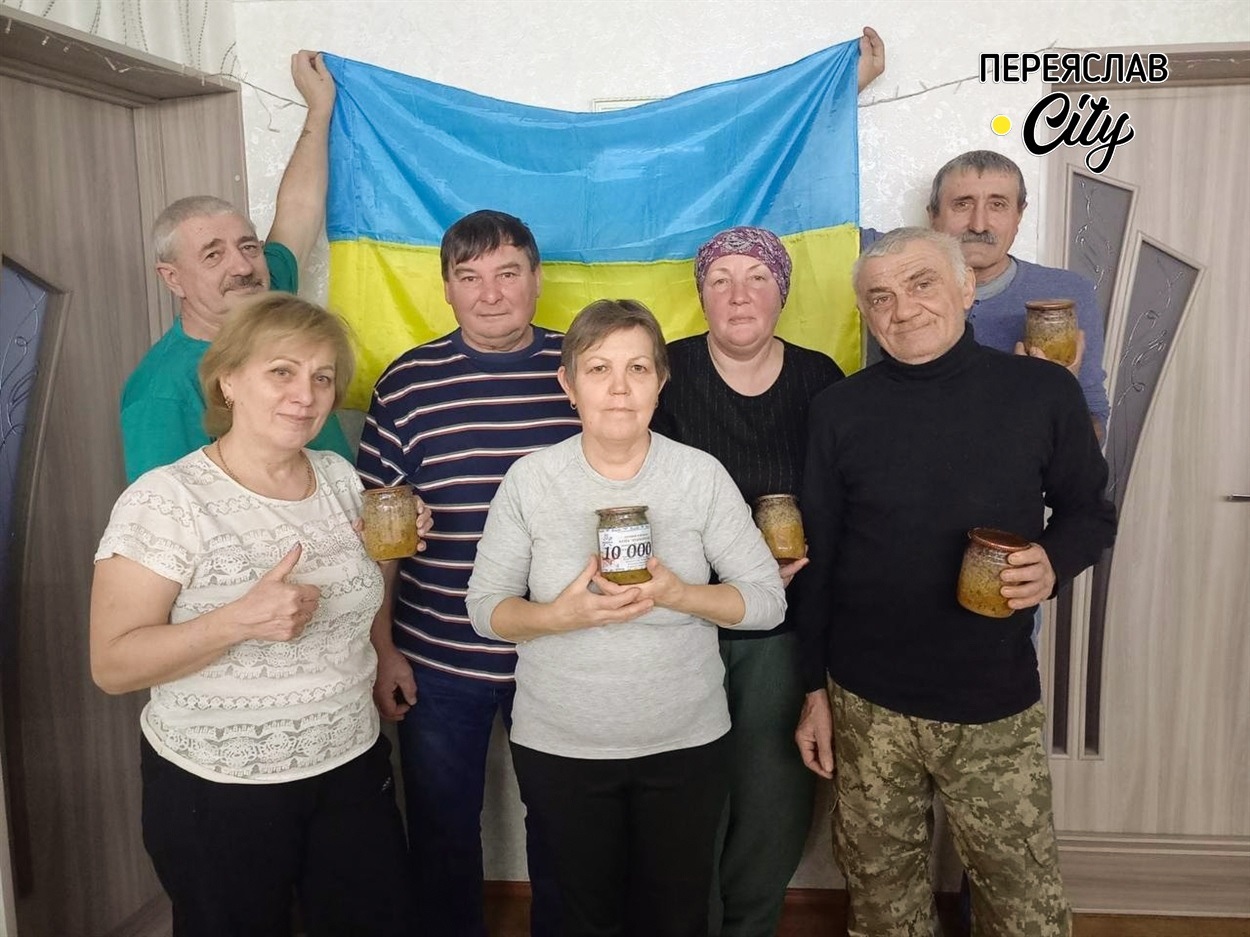 Ріф Лутфуллін (другий зліва) та команда помічників-сусідів