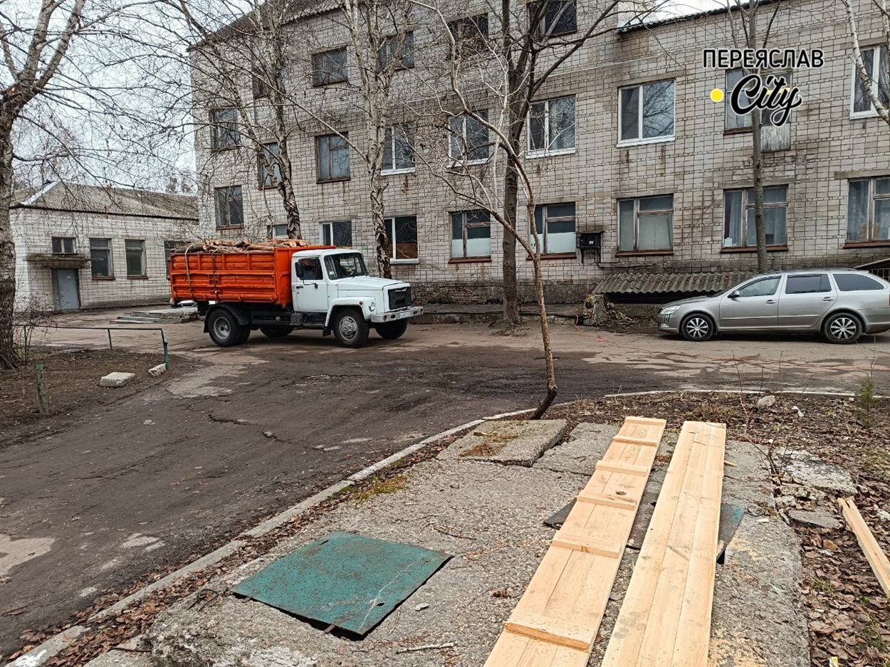Вантажівки, які регулярно возять дрова, руйнують частину дороги на території закладу 