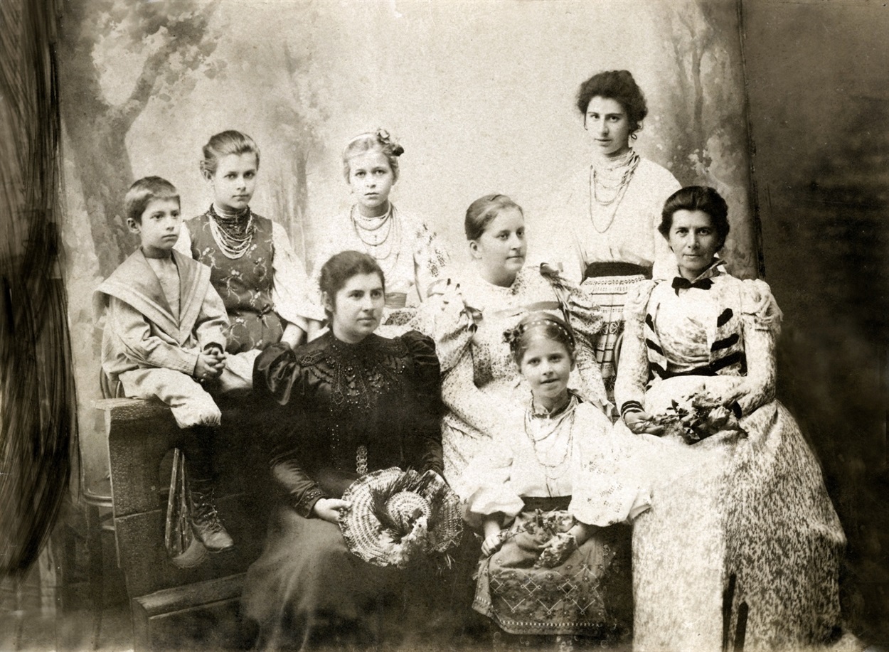 Зліва направо (перший ряд): Лідія Шишманова (з дому Драгоманова), Олександра Драгоманова, Оксана Драгоманова, Олена Пчілка; (другий ряд): Дмитро (Дімітр) Шишманов, Ізидора і Оксана Косачі, Аріадна Драгоманова. Гадяч, 1897 р.