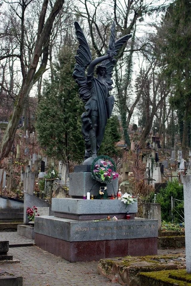 Могила Олени Степанів на Личаківському цвинтарі, Львів
