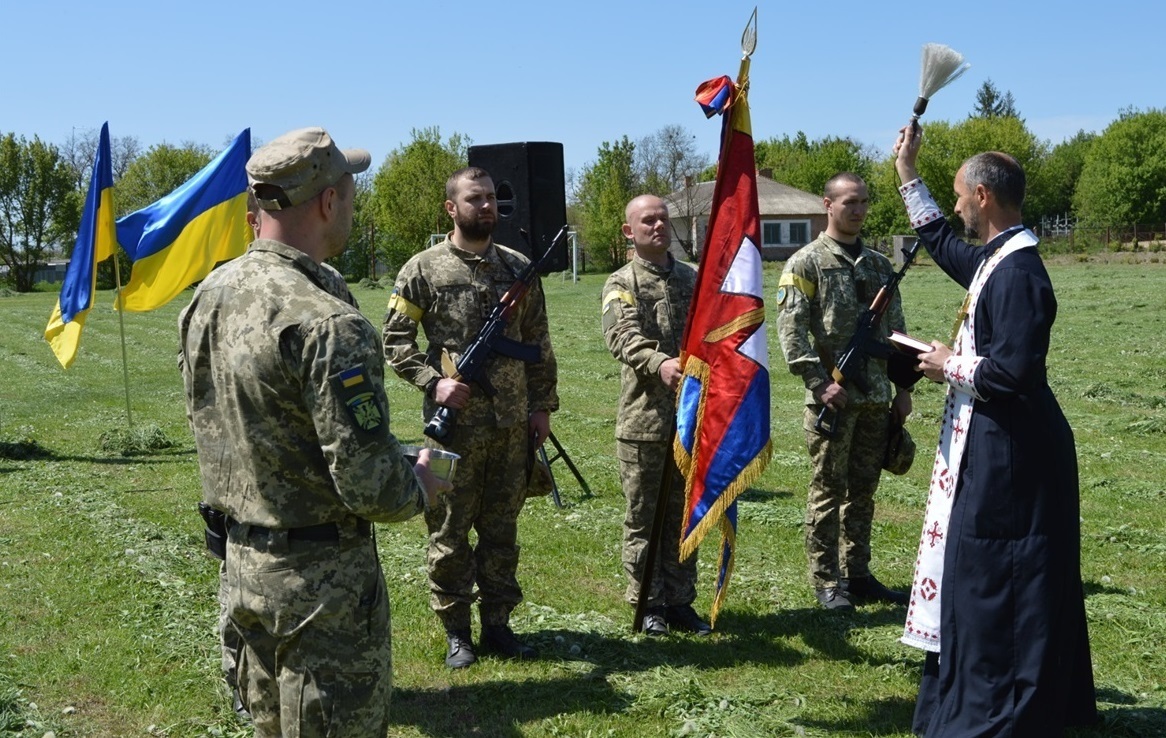 Бійцям 137-го батальйону територіальної оборони Бориспільського району вручили мотиваційний прапор від Бориспільської РВА. Травень 2022 р. с. Гайшин
