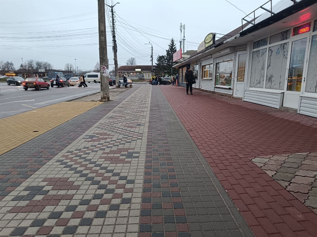 Уся частина тротуару навпроти автовокзалу в Переяславі зроблена коштом приватного бізнесу ПП  "Авто Пас Лайн"