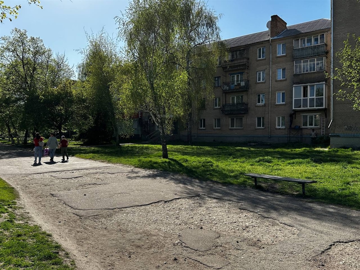 Зелена зона навпроти будинку, де жив Захисник Дмитро Ружановський. Його мама там вирішила облаштувати сквер пам'яті сина   
