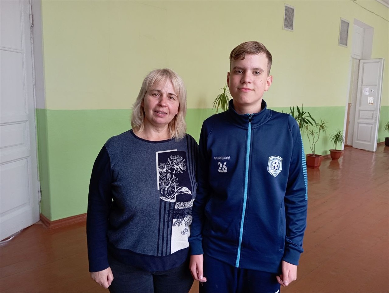 Учителька Переяславської гімназії №1 Лариса Ткаченко з учнем Святославом Кононенком