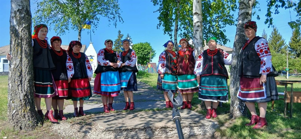 Самодіяльний аматорський колектив української пісні "Злагода" вітає усіх з Днем вишиванки!