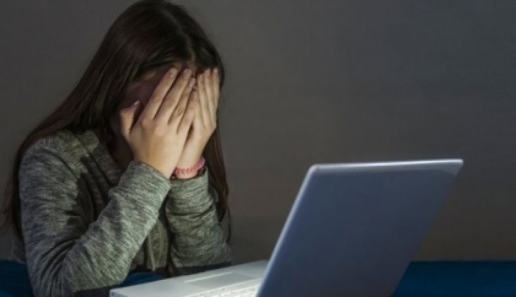 Підлітків в Україні шантажують фейковим інтим-контентом