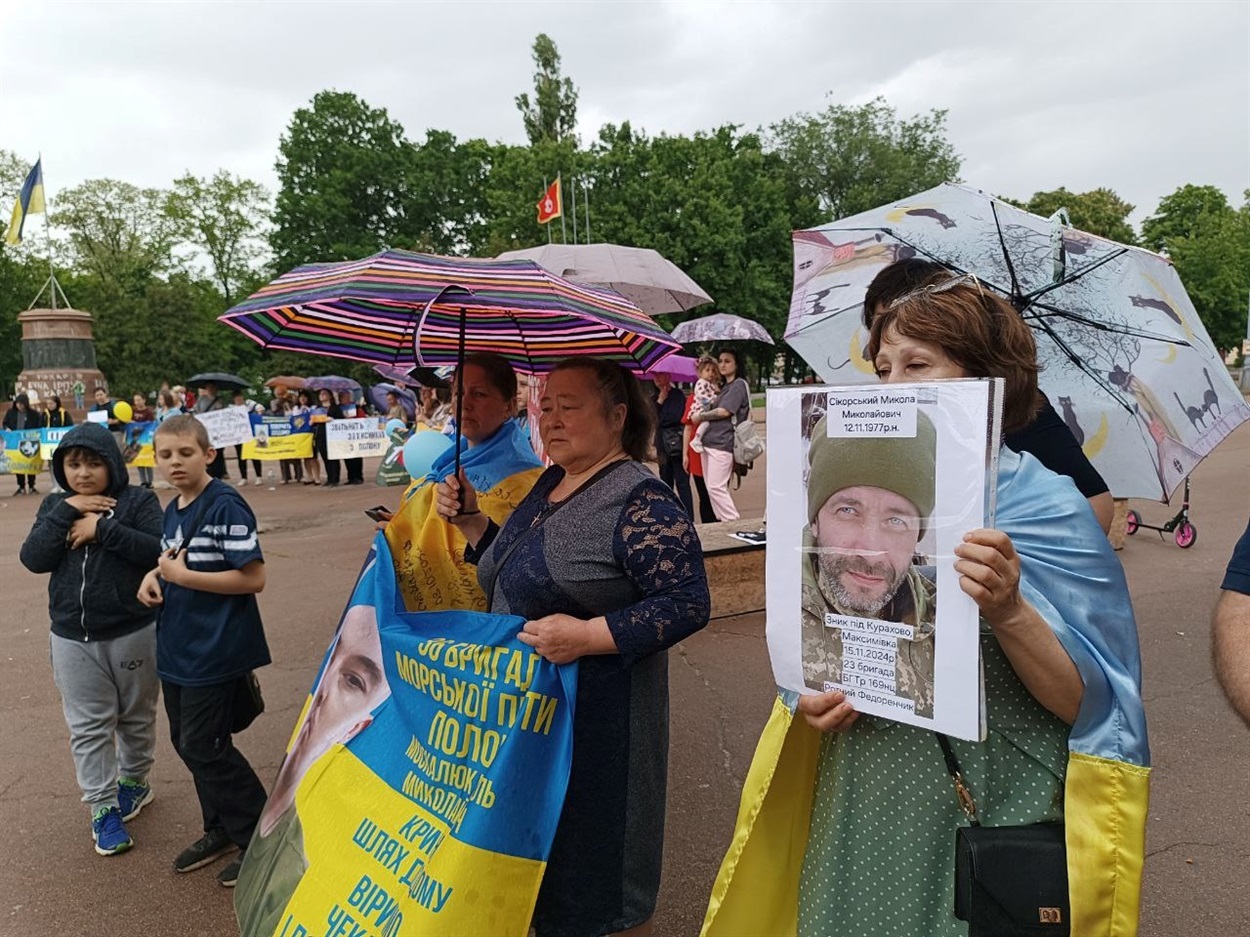На акції в підтримку полонених та безвісти зниклих військових у Переяславі. З прапором і парасолькою в руках мама Васі Москалюка – Людмила