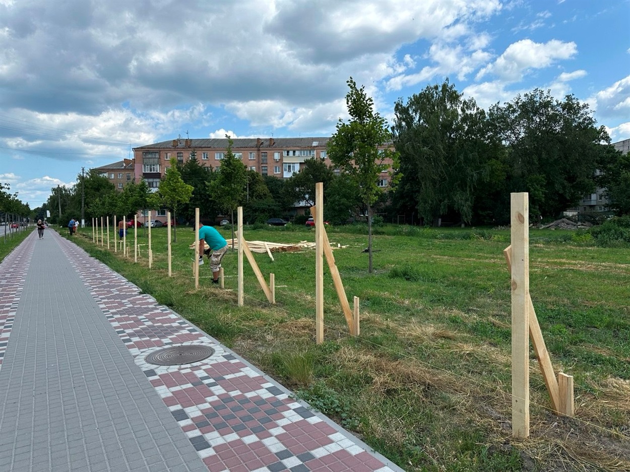 Для будівництва нового торгового центру в Переяславі почали огороджувати територію. 16 червня 2025 р.  