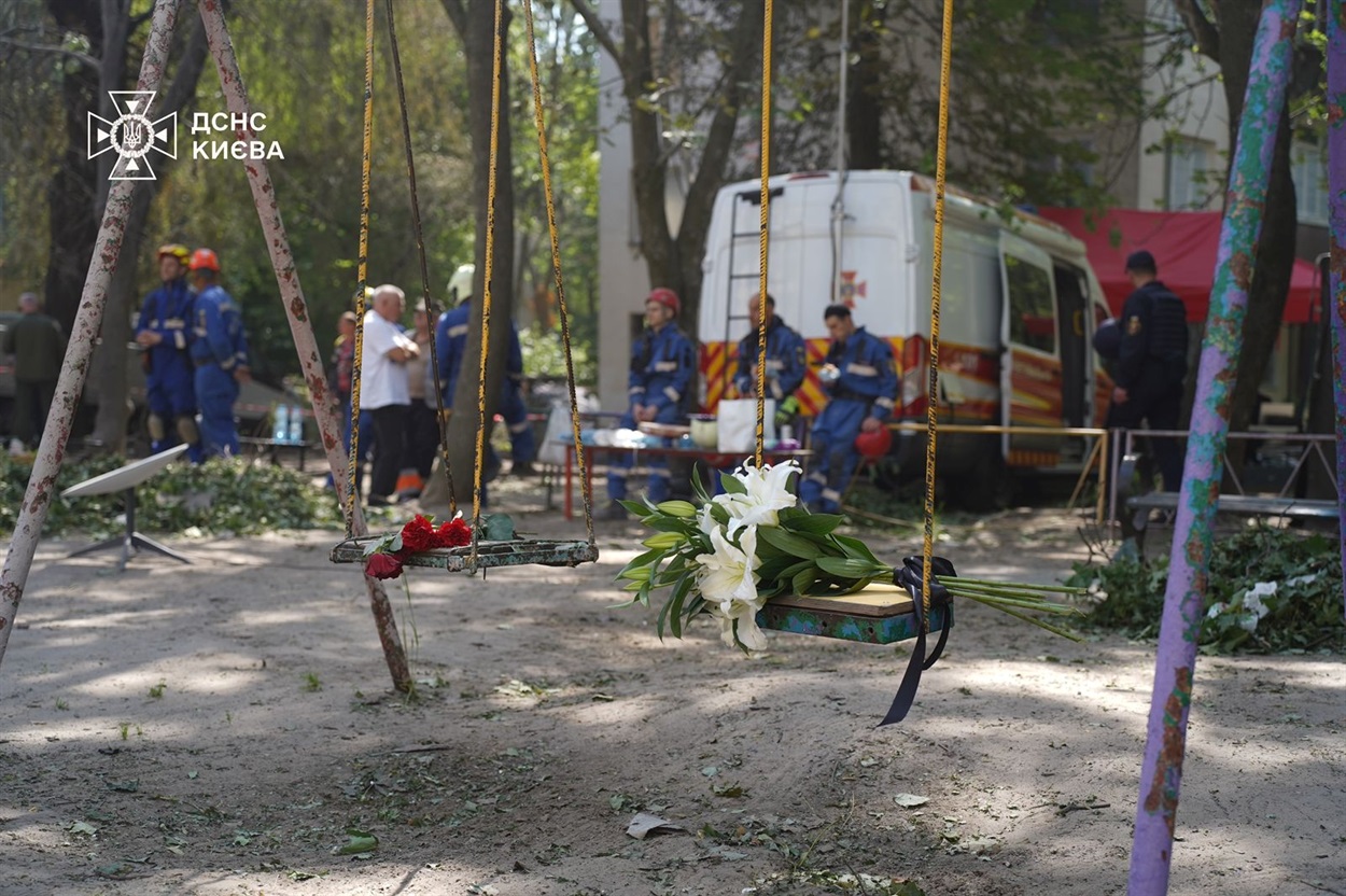 На місце трагедії в Києві після російського удару в житловий будинок, де загинули мирні люди, кияни приносять квіти 18.06. 2025р.  