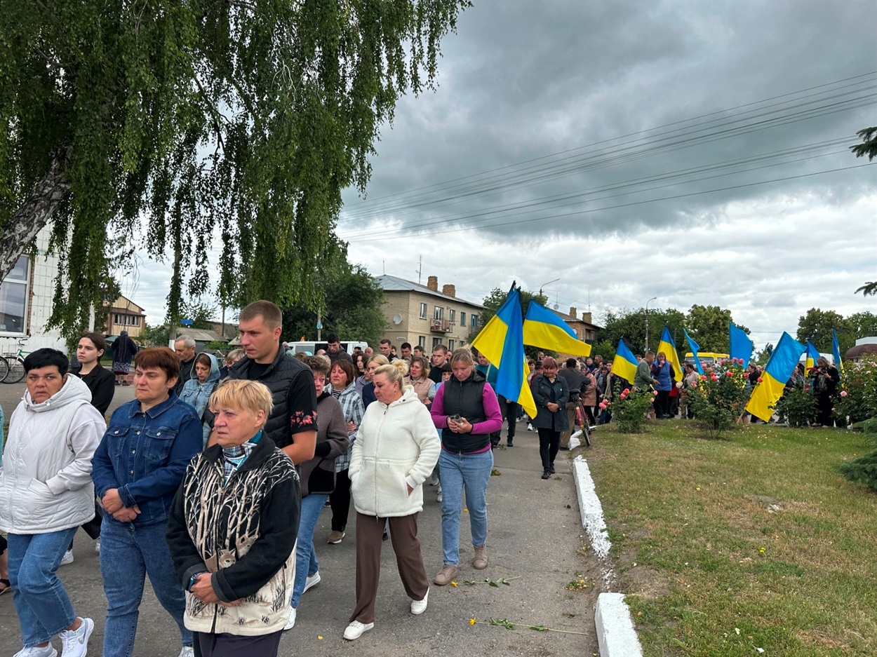 ​​Прощання з Героєм Богданом Ільєнком. с. Студеники. Траурна колона пройшла через усе село: зупинилася біля рідного будинку, мимо школи, на цвинтар у с. Козлів. 20.06.2025 р. 