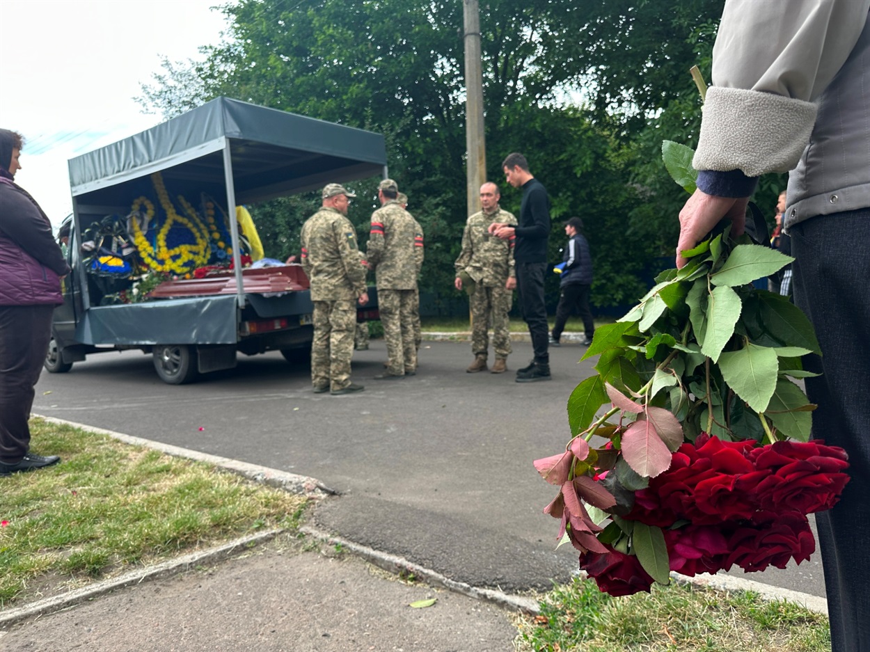 ​​Прощання з Героєм Богданом Ільєнком. с. Студеники. Траурна колона пройшла через усе село: зупинилася біля рідного будинку, мимо школи, на цвинтар у с. Козлів. 20.06.2025 р. 