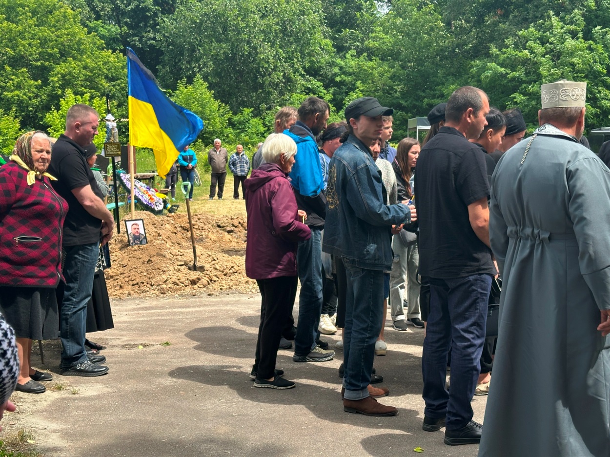 Поховали Воїна Богдана Ільєнка на кладовищі у селі Козлів Студениківської громади.