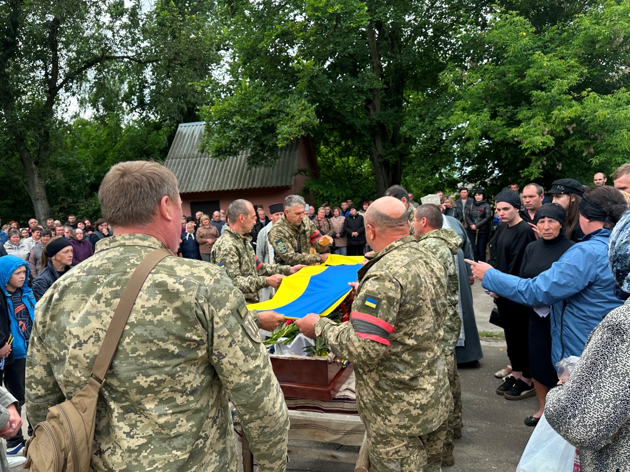 Поховали Воїна Богдана Ільєнка на кладовищі у селі Козлів Студениківської громади.