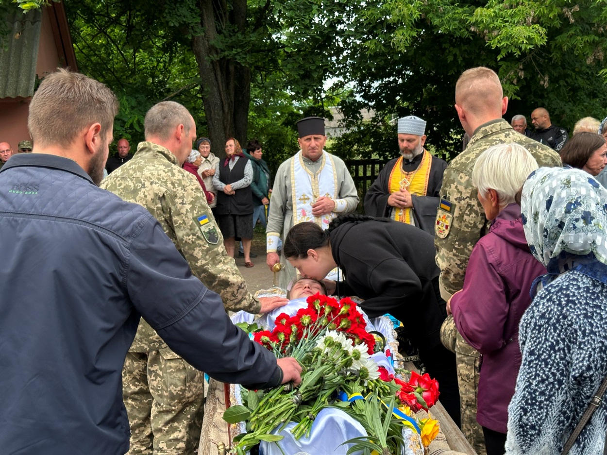 Поховали Воїна Богдана Ільєнка на кладовищі у селі Козлів Студениківської громади.