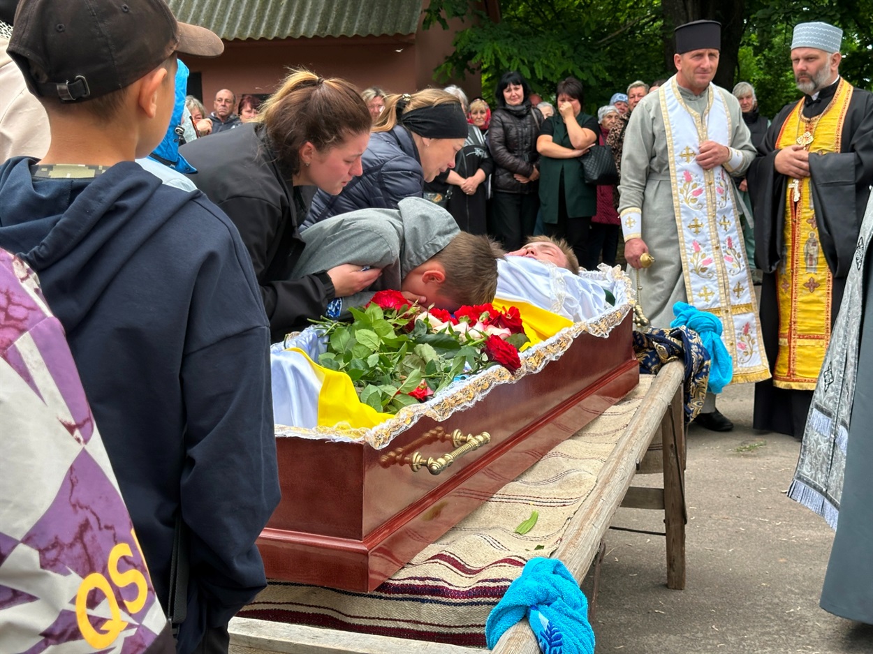 Поховали Воїна Богдана Ільєнка на кладовищі у селі Козлів Студениківської громади.