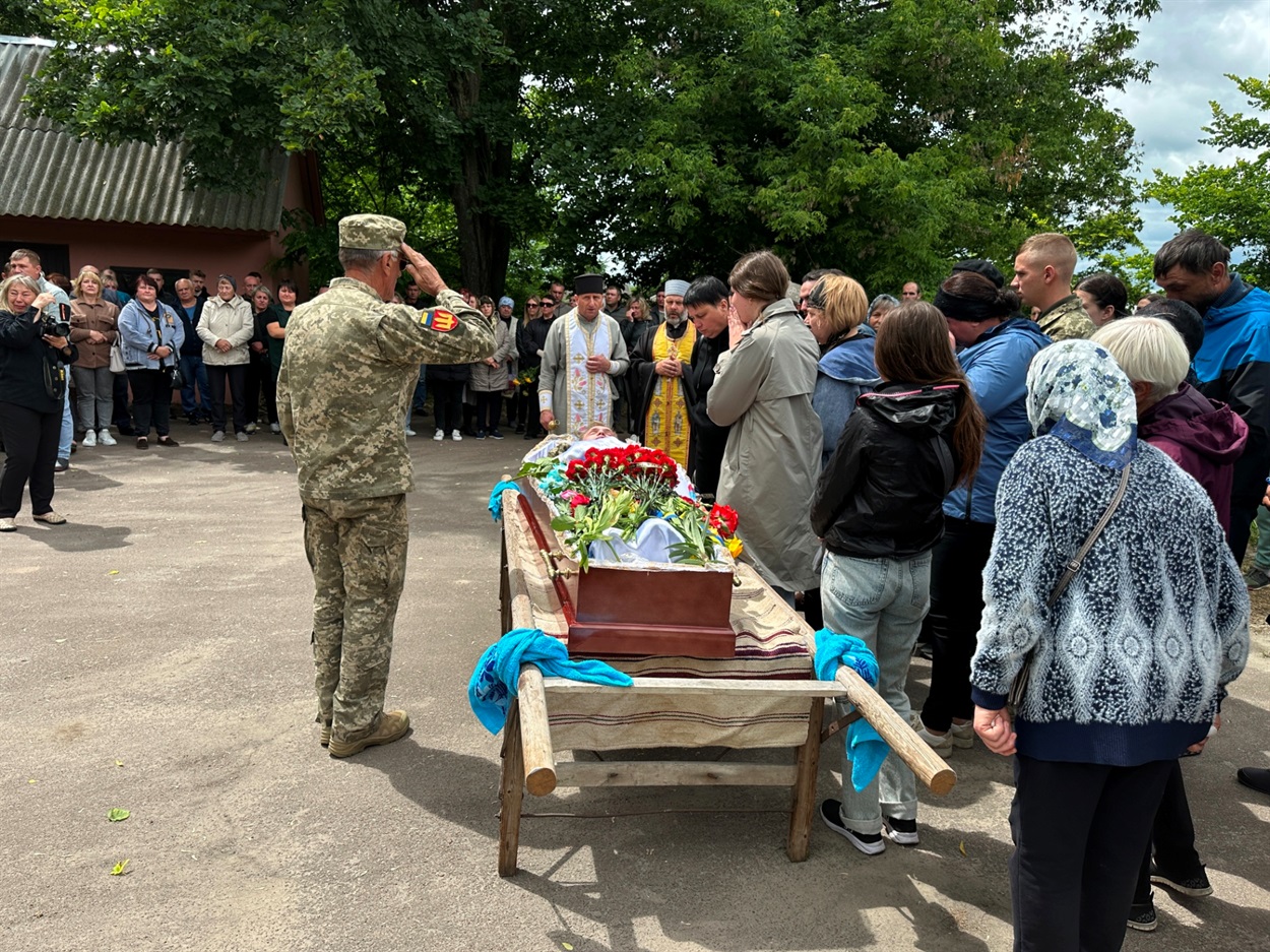 Поховали Воїна Богдана Ільєнка на кладовищі у селі Козлів Студениківської громади.