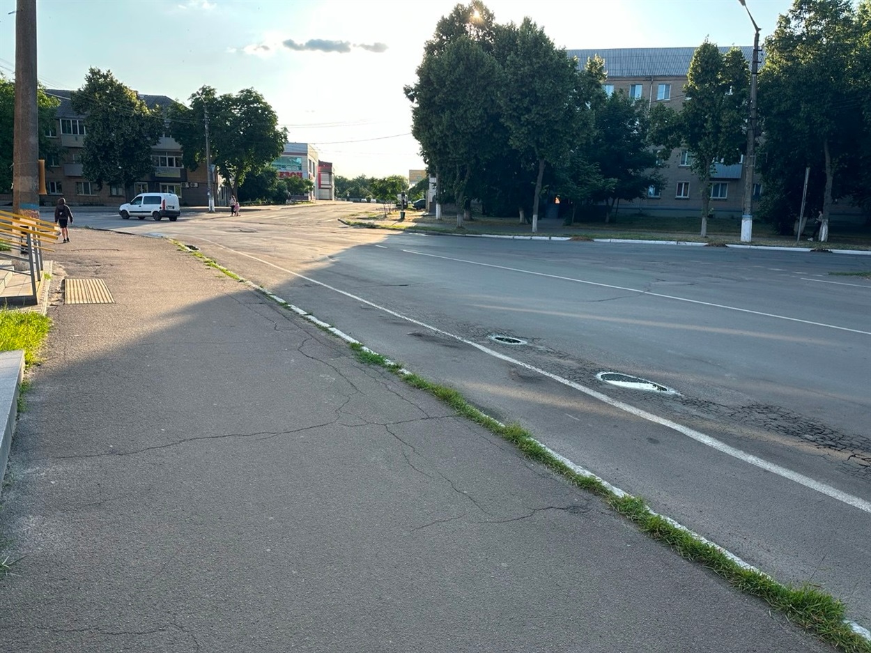 Тротуар на вулиці Покровській у Переяславі, який планують замінити на бруківку 