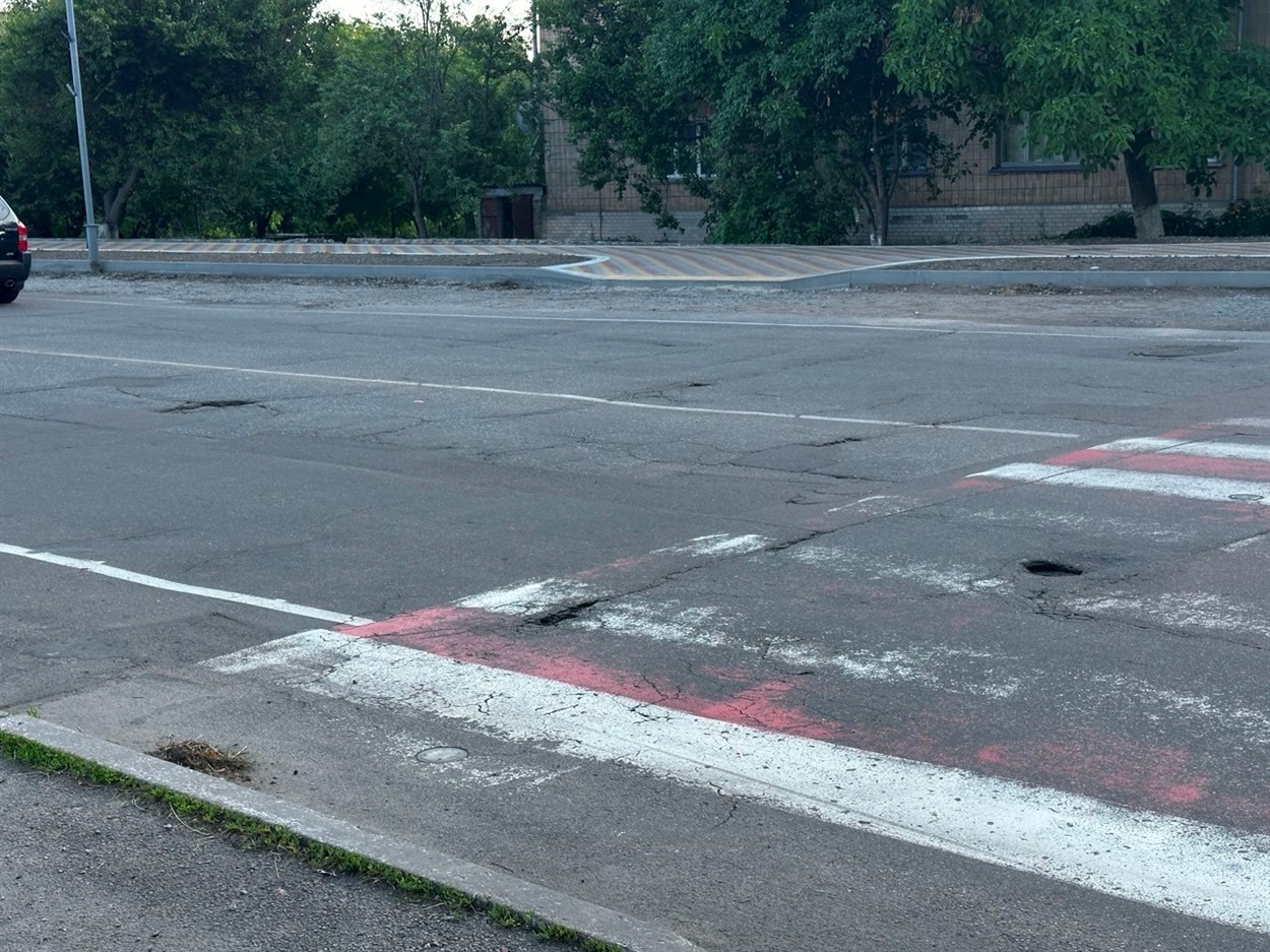 Тротуар на вулиці Богдана Хмельницького біля роз'їзду "Батура" вже зробили, і пішохідний перехід  запланований в іншому місці