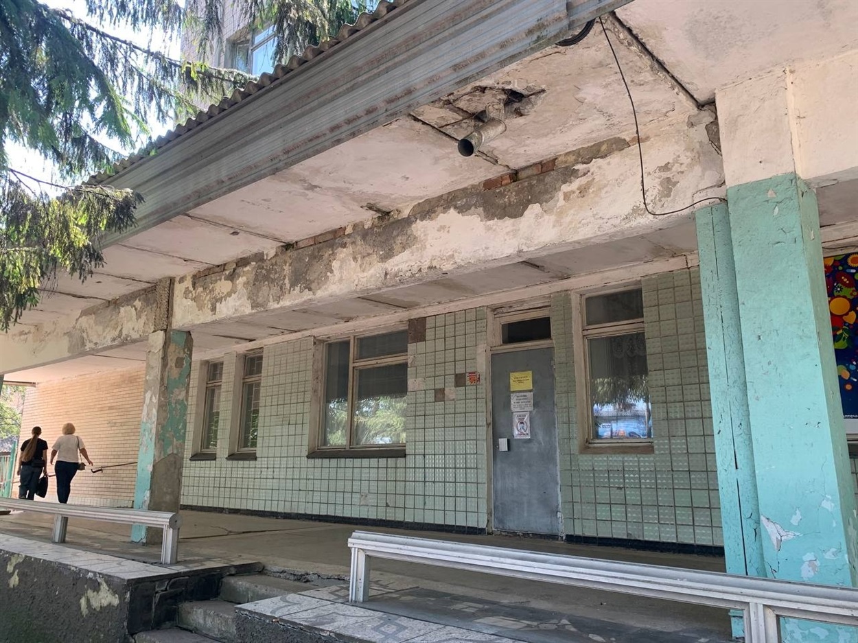 Ганок поліклініки Переяславської БЛІЛ до початку ремонту. Червень 2025 р. 