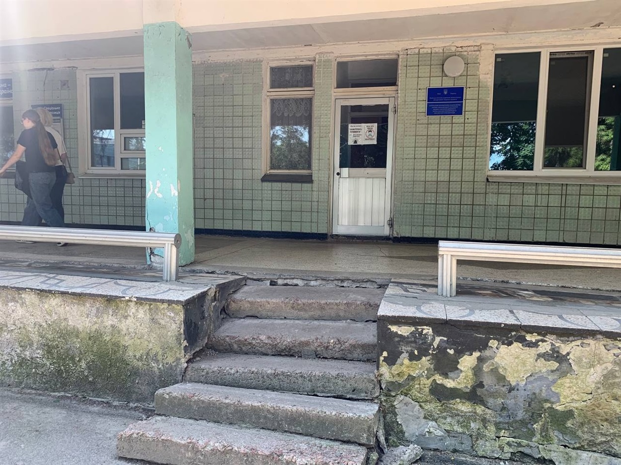 Ганок поліклініки Переяславської БЛІЛ до початку ремонту. Червень 2025 р. 