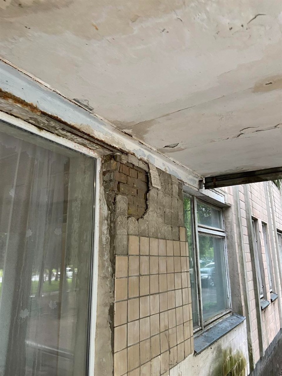 Ганок поліклініки Переяславської БЛІЛ до початку ремонту. Червень 2025 р. 