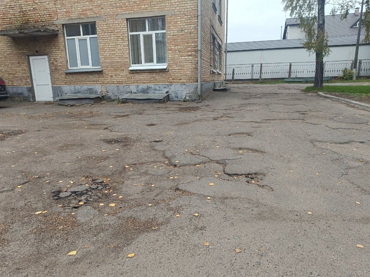 Стан асфальтного покриття біля хірургічно-травматологічного корпусу Пересялавської БЛІЛ 