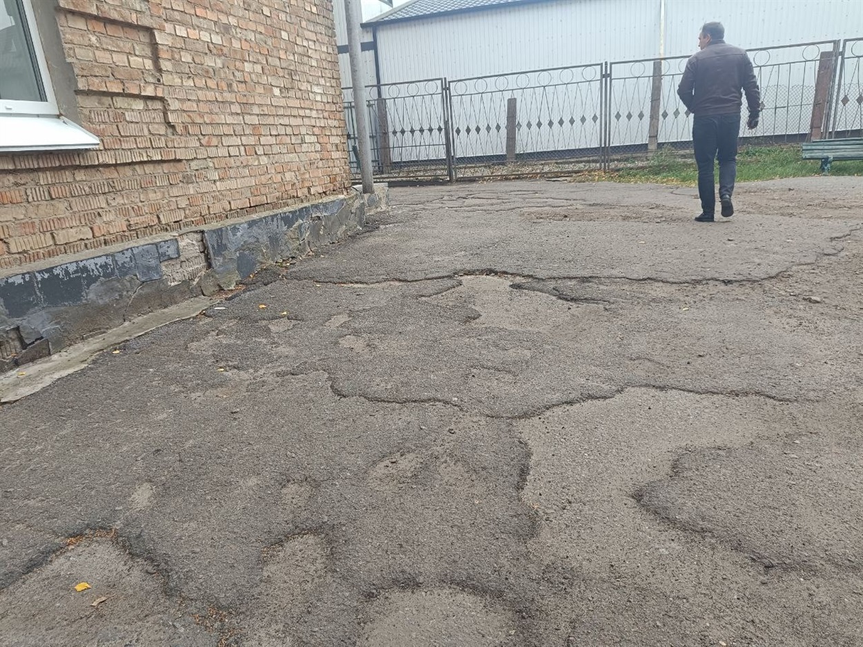 Стан асфальтного покриття біля хірургічно-травматологічного корпусу Пересялавської БЛІЛ 