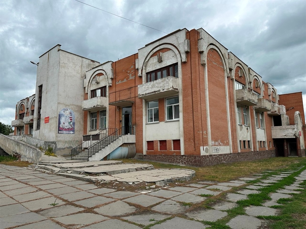 Занепала будівля ресторанного комплексу в Переяславі 