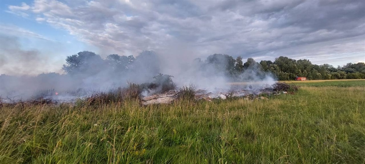 У Пологах-Чобітках горіло сміття на відкритій території