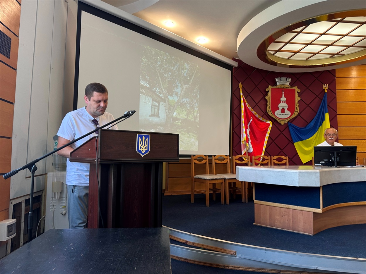 Олександр Вітківський доповідає на міськвиконкомі про акти на видалення та кронування дерев у Переяславі 