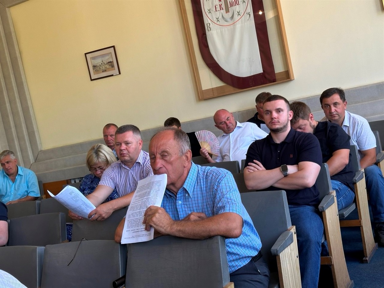 Сесія Переяславської міськради 24 липня 2025 р.  У залі депутат  Григорій Порало  та інші його колеги