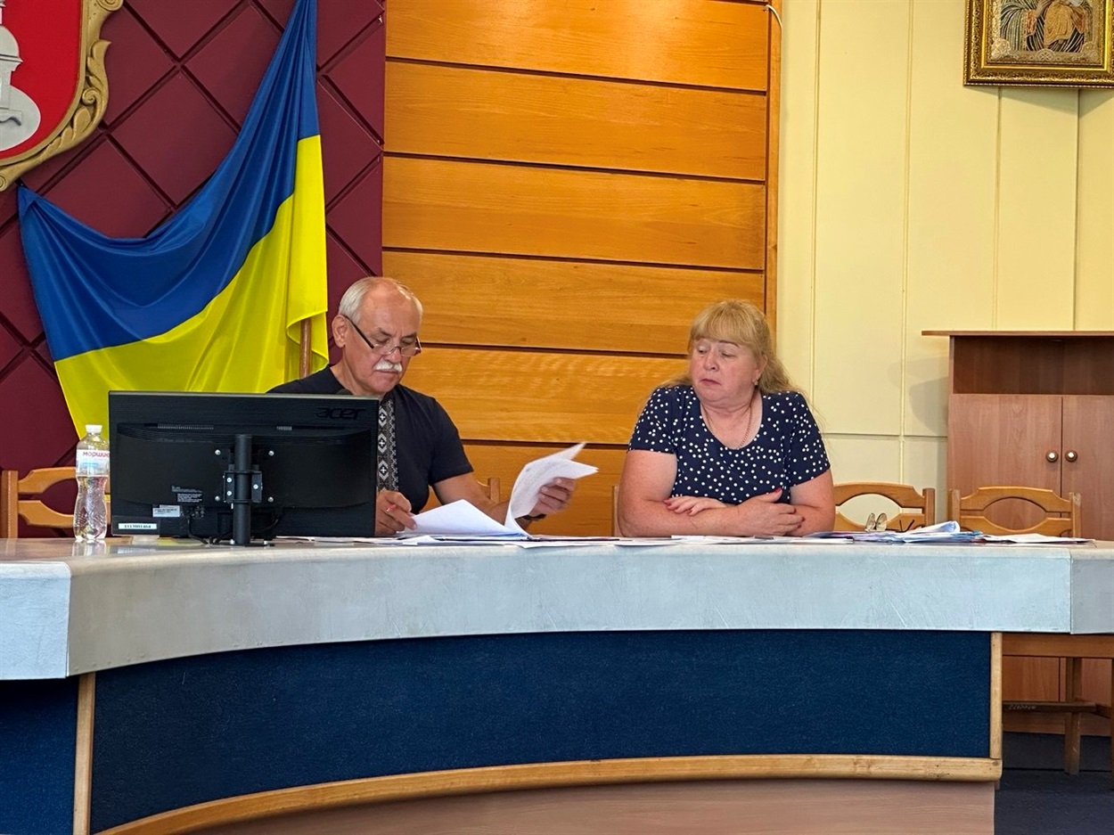 Сесія Переяславської міськради 24 липня 2025 р.  Міський голова Вячеслав Саулко, секретар ради Лідія Оверчук. 