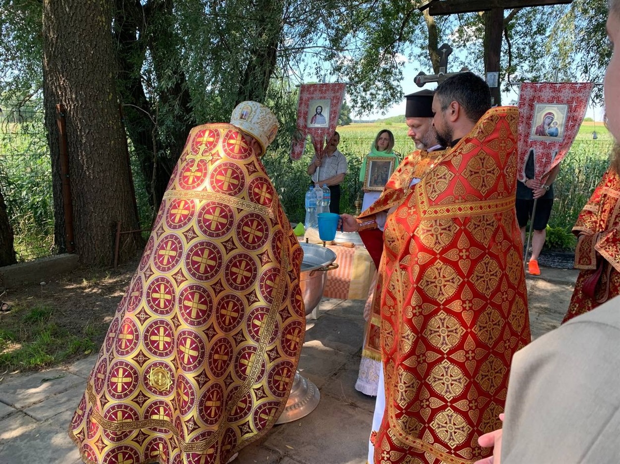 Освячення криниці на березі Альти