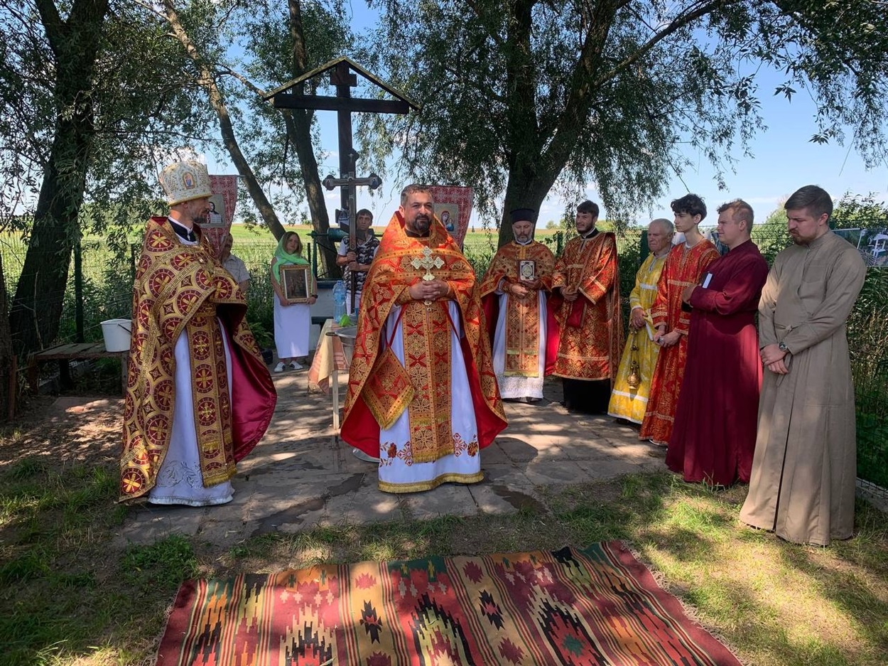 Освячення криниці на березі Альти